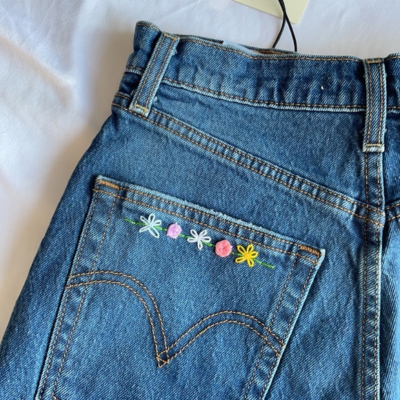 BNWT Levi’s Ribcage Jean Shorts Embroidered Super High-Rise | Size 25” waist - Picture 2 of 9